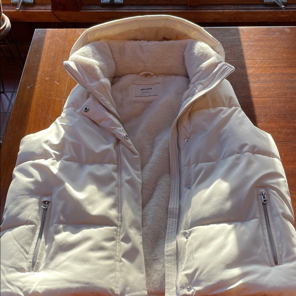 Hollister Women's Off-White Puffer Jacket